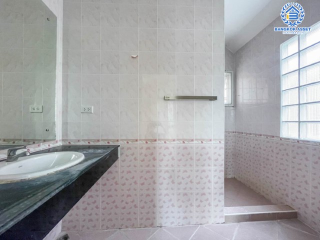 *****บ้านแฝดมือสอง ม.นันท์นรินทร์ นาวง-ดอนเมือง บ้านแฝดพร้อมอยู่ เนื้อที่ 35.5 ตร.ว. ฟังก์ชัน 3 ห้องนอน 3 ห้องน้ำ จอดรถได้ 2 คัน บนทำเลดีที่สุด ราคาคุ้มสุดในย่านนี้! เชื่อมต่อทุกการเดินทาง ใกล้สนามบินดอนเมือง ทางด่วน "อุตราภิมุข" และรถไฟฟ้าสายสีแดงเข้ม "สถานีหลักหก"